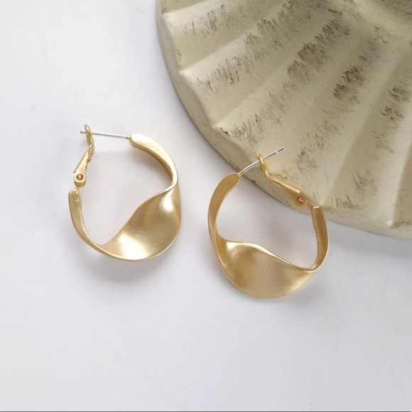 The Regina - Matte Gold Hoops with a Twist - Picture 2 of 6